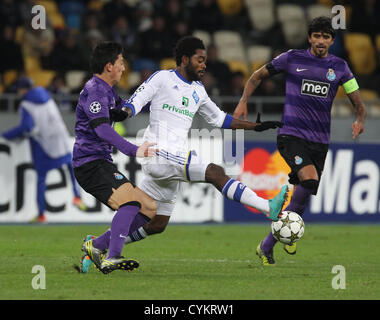 06.11.2012 Andre Castro(L), Lucho Gonzalez(R) von Porto und Lukman Haruna (C) von Dynamo Kiew während ihre UEFA Champions League (Gruppe A) Fußball Gruppenspiel der ukrainischen FC Dynamo Kiew Vs FC Porto Portugal auf dem Olimpijskij-Stadion in Kiew. Stockfoto