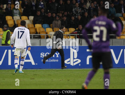 06.11.2012 Fußball-Hooligan, wer auf dem Feld während der UEFA Champions League (Gruppe A) Fußball Gruppenspiel der ukrainischen FC Dynamo Kyiv Vs FC Porto in Portugal auf dem Olimpijskij-Stadion in Kiew lief... Stockfoto