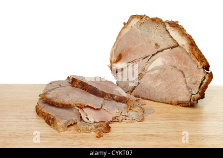 Geschnitzte kalten Braten Rindfleisch Gelenk auf einem Holzbrett Stockfoto