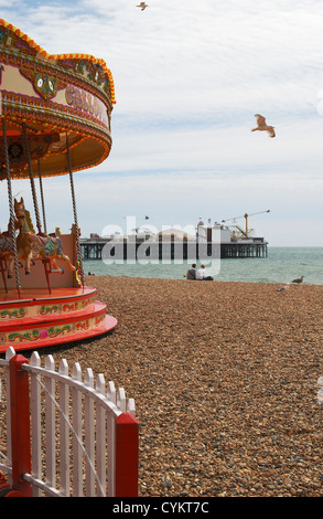 Pier von Brighton über den Kiesstrand von Festplatz am Boardwalk betrachtet. East Sussex. England Stockfoto