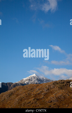 Deckelung der Gipfel des Snowdon mit dem Mond in den Himmel, wie aus der A498 zwischen Beddgelert und Capel Curig Schnee Stockfoto