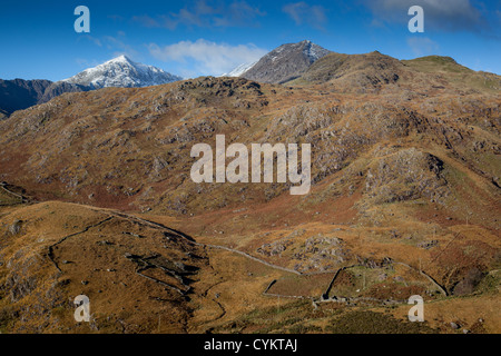 Deckelung der Gipfel des Snowdon mit dem Mond in den Himmel, wie aus der A498 zwischen Beddgelert und Capel Curig Schnee Stockfoto