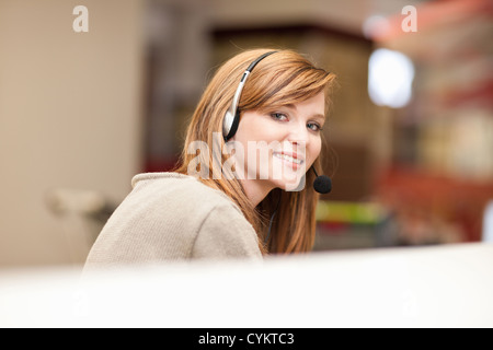 Geschäftsfrau tragen Kopfhörer im Büro Stockfoto