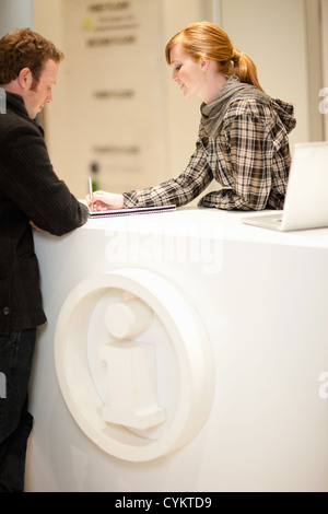 Geschäftsleute am Informationsschalter Stockfoto