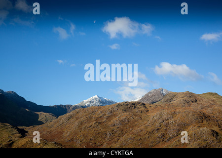 Deckelung der Gipfel des Snowdon mit dem Mond in den Himmel, wie aus der A498 zwischen Beddgelert und Capel Curig Schnee Stockfoto