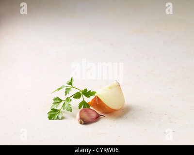 Nahaufnahme von Zwiebel, Knoblauch und Petersilie Stockfoto