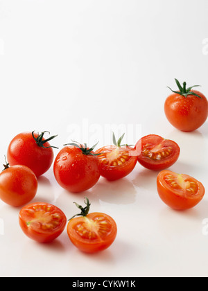 Halbierte Eiertomaten auf Küchentisch Stockfoto