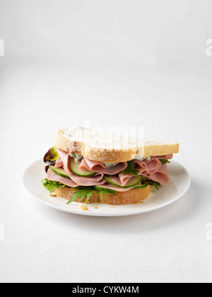 Schinken und Gurken-Sandwich auf Platte Stockfoto