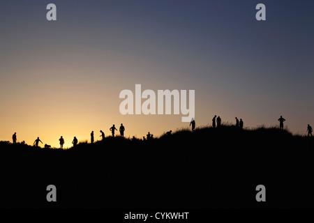 Silhouetten von Menschen auf den ländlichen Hügeln Stockfoto