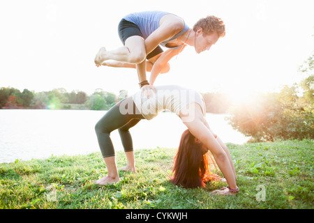 Yoga zu praktizieren paar im Garten Stockfoto