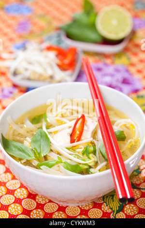 Nudelsuppe mit Sprossen Stockfoto