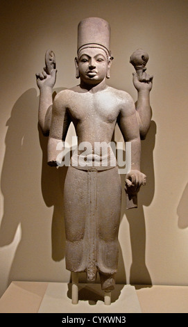 Stehen vier bewaffnete Vishnu vor Angkor 7.Jahrhundert Vietnam Mekong Delta Vietnamesisch Stein 97 cm Stockfoto