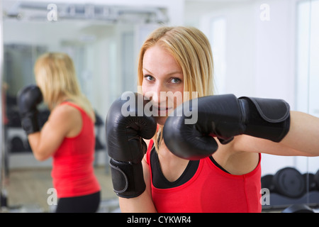 Boxer mit Handschuhen im Fitness-Studio trainieren Stockfoto