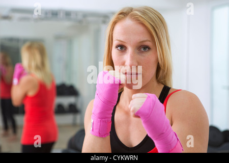 Boxer Fäuste hochhält, im Fitness-Studio Stockfoto