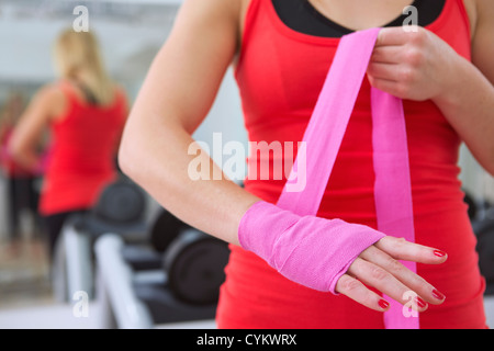 Wickeln ihre Hände in Turnhalle Boxer Stockfoto