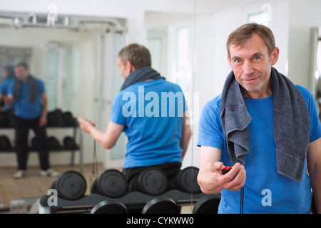 Trainer halten Stoppuhr im Fitness-Studio Stockfoto
