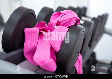 Rosa Box Bandagen auf Gewichte im Fitnessstudio Stockfoto