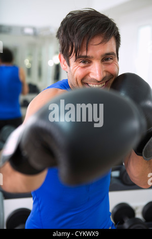 Boxer tragen Boxhandschuhe im Fitness-Studio Stockfoto