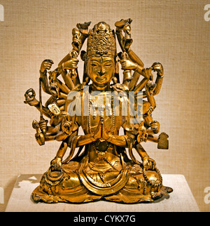 Figur aus vergoldeter Bronze des Bodhisattva Avalokiteshvara mit tausend Händen, 11.-12. Jahrhundert, Königreich Dali, chinesische buddhistische Skulptur, Met Museum New York. Stockfoto