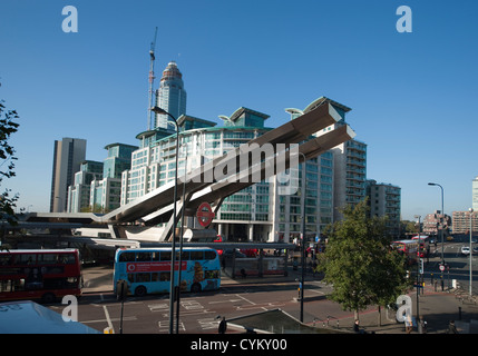 Vauxhall Cross Kreuzung im Zentrum von London mit Busbahnhof und Vauxhall Türme Wolkenkratzer gebaut im Hintergrund Stockfoto