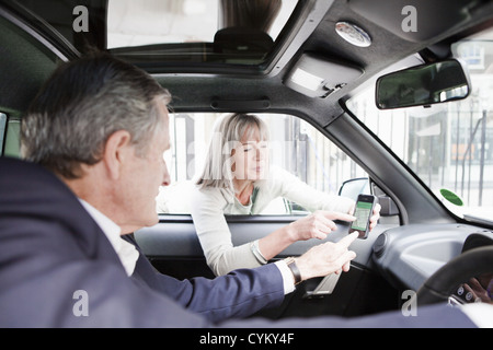 Frau, die Erteilung von Anweisungen auf Handy Stockfoto