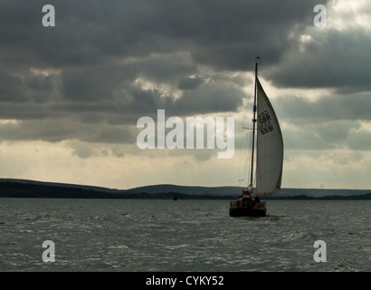 Segeln im Solent in den frühen Morgenstunden Stockfoto