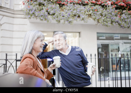 Paar Kaffeetrinken auf Stadtstraße Stockfoto