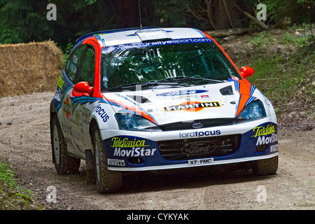 2001 Ford Focus WRC mit Fahrer Steve Rockingham auf der Rallye inszenieren auf die 2012 Goodwood Festival of Speed, Sussex, UK. Stockfoto