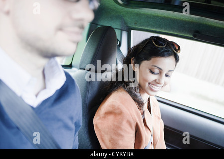 Lächelnde paar Reiten im Auto Stockfoto