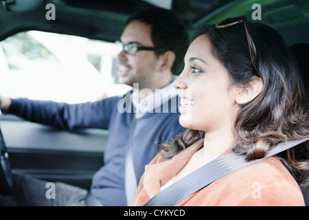 Lächelnde paar Reiten im Auto Stockfoto