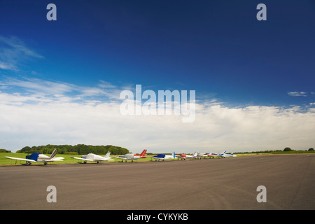 Flugzeuge geparkt auf Landebahn Stockfoto