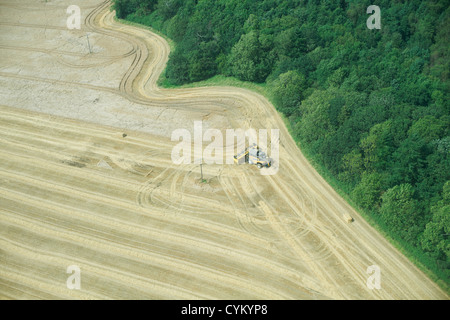 Luftaufnahme des Traktors in Ernte Feld Stockfoto