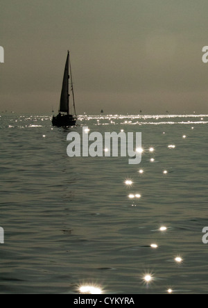 Segeln im Solent in den frühen Morgenstunden Stockfoto