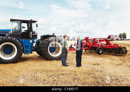 Landwirte in Ernte Feld im Gespräch Stockfoto