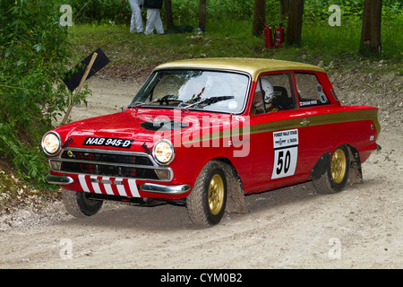 1966 Ford Lotus Cortina Rallye Auto mit Fahrer Simon Wallis auf die 2012 Goodwood Festival of Speed, Sussex, England, UK. Stockfoto