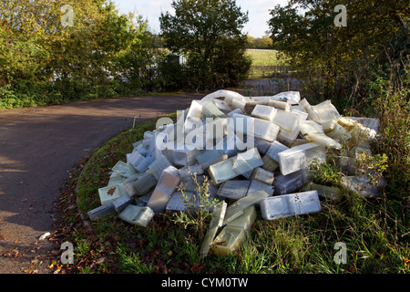 Kunststoffbehälter Fliege kippte in einen Feldweg in Großbritannien Stockfoto