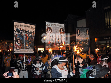 November 5. Bonfire Feiern und Prozessionen durch die East Sussex Stadt Lewes UK - Lewes Martyrs Banners 2012 Stockfoto