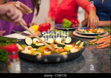 Frauen kochen gemeinsam in Küche Stockfoto