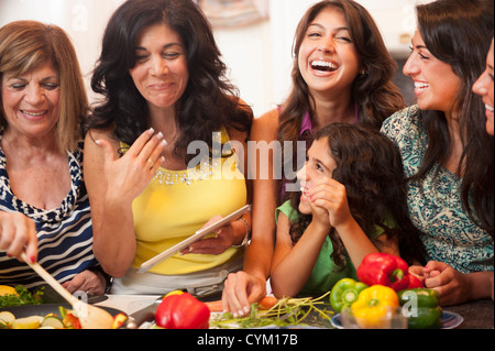 Frauen kochen gemeinsam in Küche Stockfoto