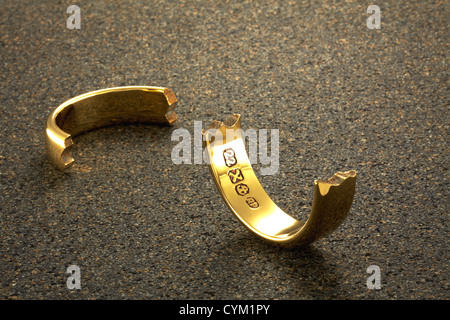 Gebrochene Gold Hochzeit Ring Stockfoto