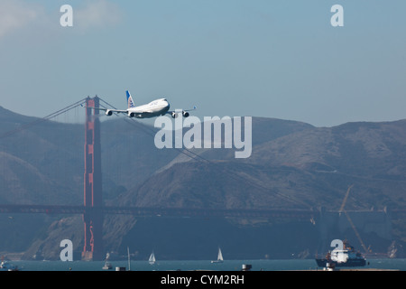 747 Jumbo Jet fliegt tief über Masse an der Golden Gate Bridge und die Bucht von San Francisco Fleet Week Feier zu Ehren der Bundeswehr Stockfoto