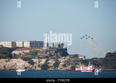 6 Blue Angels Jets führen Sie eine akrobatische Air Show flying low über die Insel Alcatraz und die Bucht von San Francisco während der Flotte Woche Stockfoto