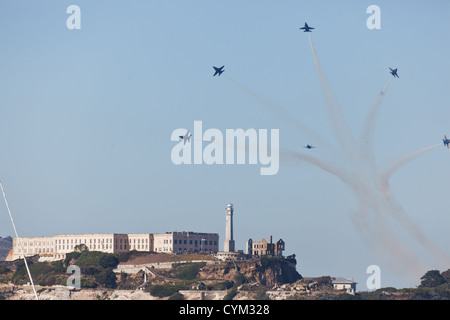 Blue Angels durchführen fleur de lis Muster in einer akrobatischen Air Show über die Insel Alcatraz und die Bucht von San Francisco während der Flotte Woche Stockfoto