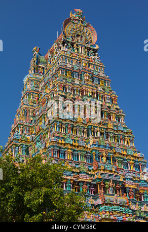 SRI-MEENAKSHI-TEMPEL ODER GOPURAM ZEIGT EINE REIHE VON HINDU-GÖTTER. MADURAI, INDIEN Stockfoto