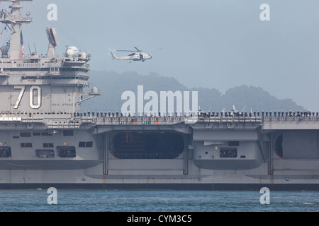 Detail der Flight Deck von US Navy Flugzeugträger USS Carl Vinson und schwebenden Hubschrauber während der Flotte Woche im Nebel sf Bay Stockfoto