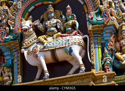 SRI-MEENAKSHI-TEMPEL IN MADURAI, INDIEN. HIER AUSFÜHRLICH GOTT MIT NANDI DEN STIER Stockfoto