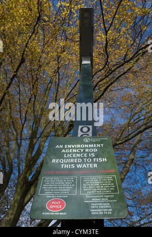 Umwelt-Agentur-Stab-Lizenz erforderlich, um dieser Wasser-Hinweis an der Themse in Twickenham, Middlesex, England Fisch Stockfoto