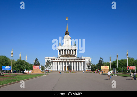 Die Hauptstraße führt zum Zentralpavillon auf dem Messegelände alle Russland in Moskau, Russland Stockfoto