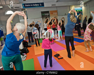 8. Yoga Jahresausstellung Olympia London 27. Oktober 2012 Stockfoto