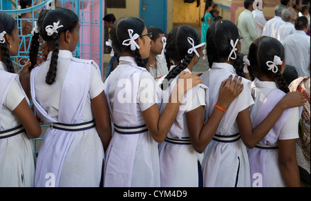 Linie der indischen Schülerinnen. Puttaparthi, Andhra Pradesh, Indien Stockfoto